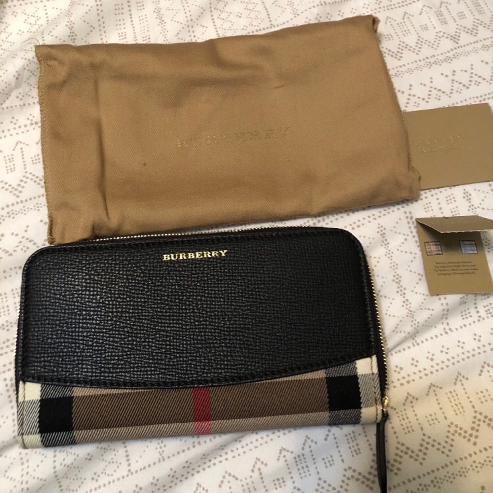 Burberry Elmore Wallet House Check Derby Zip Around Black- New